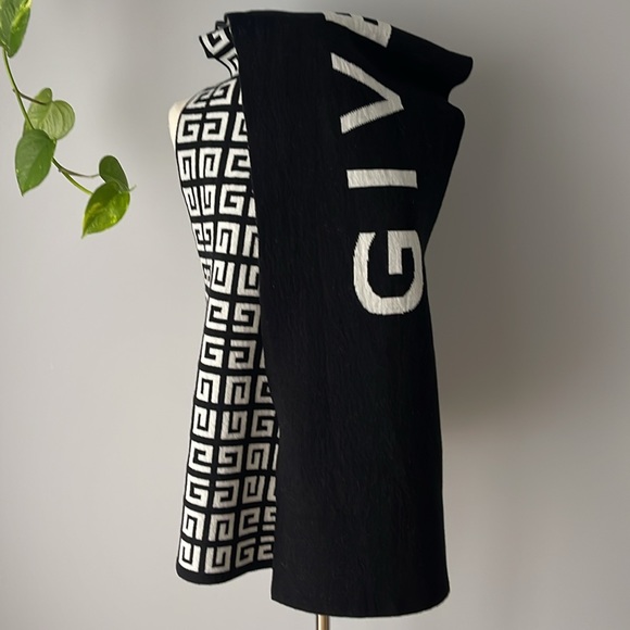 New GIVENCHY 4G double sided scarf in wool and cashmere - Picture 6 of 8